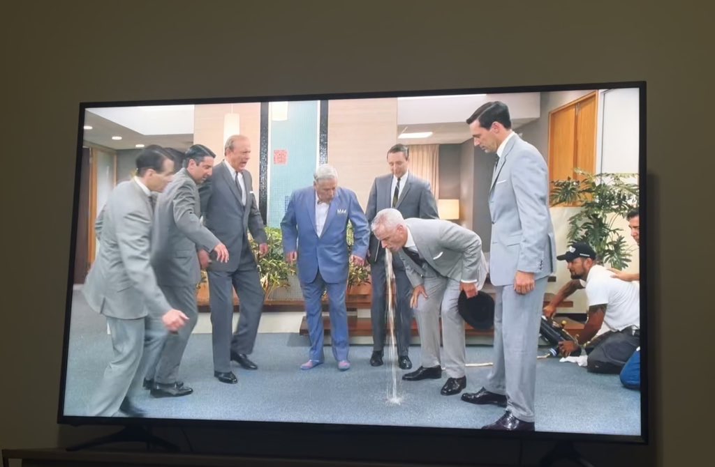 bigrackspart7's tweet image. the new 4K transfer of mad men on HBO somehow does not have any of the post-production edits added in, which means you get stuff like this where you can see the crew member manning the puke machine after Roger has too many oysters lmao