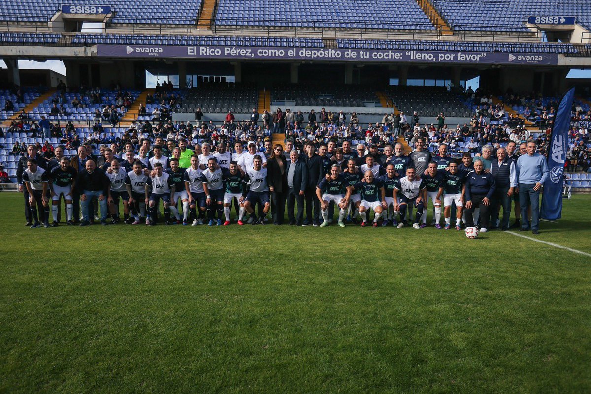 El sábado volví a pisar el Rico Pérez para homenajear a un gran compañero Andrija Delibasic. Emotivo encuentro rodeado de ex compañeros y de su familia. Gracias a todos los que estuvieron allí