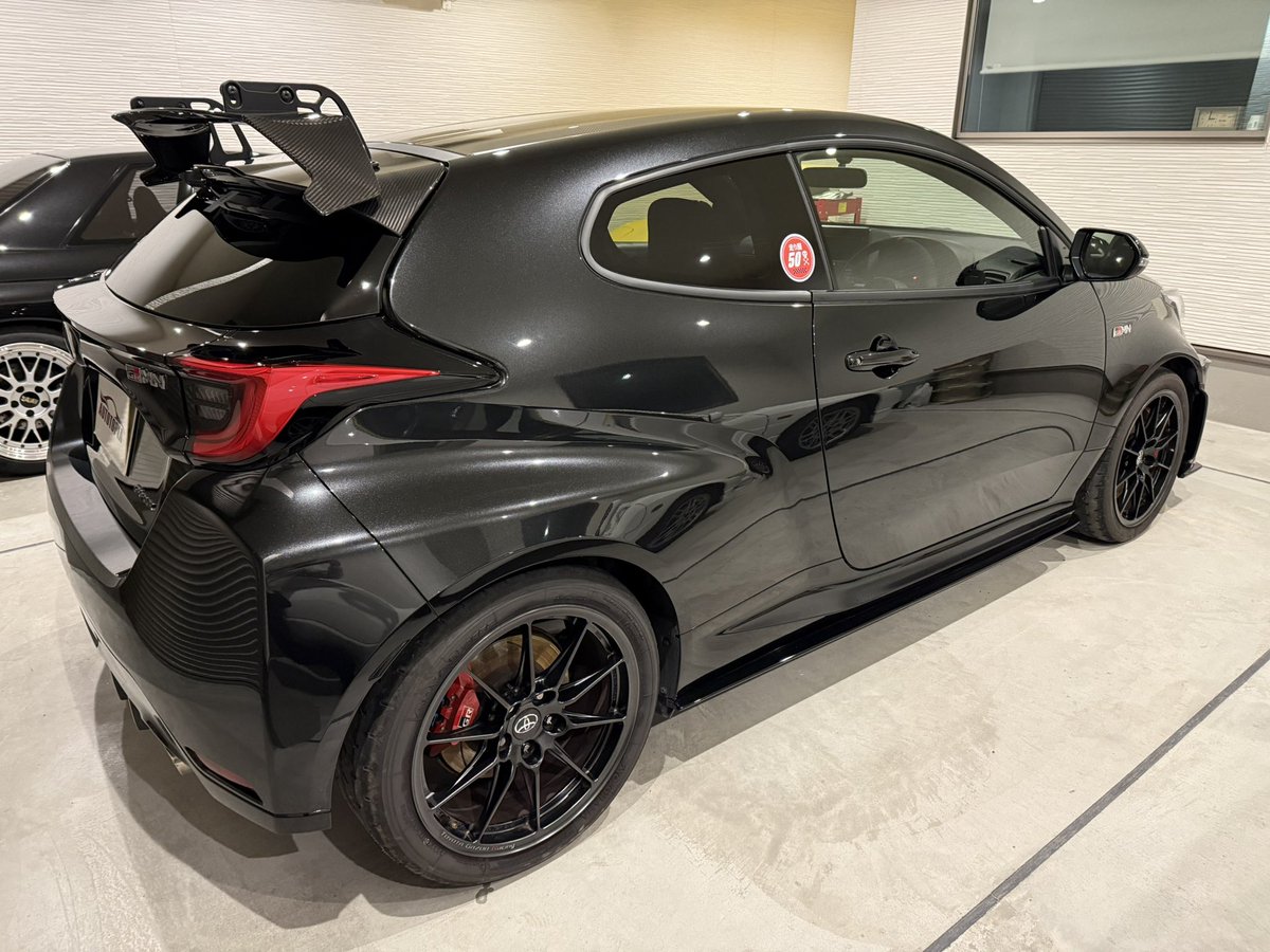 Autotopia_llc's tweet photo. 23年式トヨタGRMNのエクステリア・インテリアをプレミアムディテールしました。サーキットを走り込んだ車体には、通常洗車で落ちないダメージが積み重なります。細部まで徹底的に整えることで、ボディラインの艶と素材本来の質感、そして新車の緊張感を取り戻しました。ご依頼ありがとうございました。 https://t.co/mCyLY5x3LD