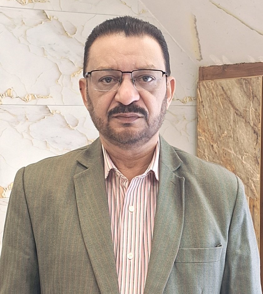 تری   تمثیل    کا   امکاں    ہو    کیسے 
کوئی تجھ سا نہیں کون و مکاں میں 

نکل   آئے   گا   اک   دن   راستہ   بھی 
ابھی  نظریں  گڑی  ہیں   آسماں  میں 
۔
#احمد_سبحانی_آکاش