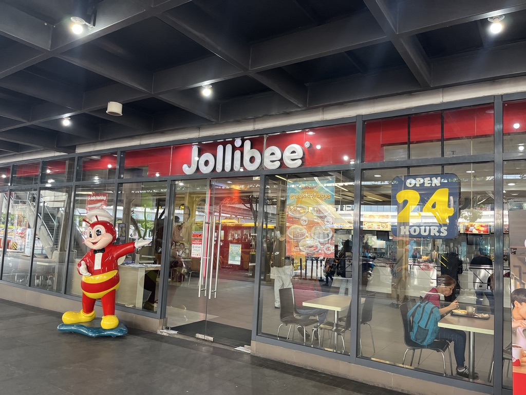 bj55p's tweet image. フィリピン🇵🇭のファストフード、ジョリビーはおいしくて、滞在中のランチで必ず訪れていました。

しかし、ドリンクは全てコーラなど甘い炭酸飲料ばかりなので、糖尿病患者の僕にはキツかったです🥲

これにより、フィリピン🇵🇭への長期滞在は難しいなと気づいてしまいました。
