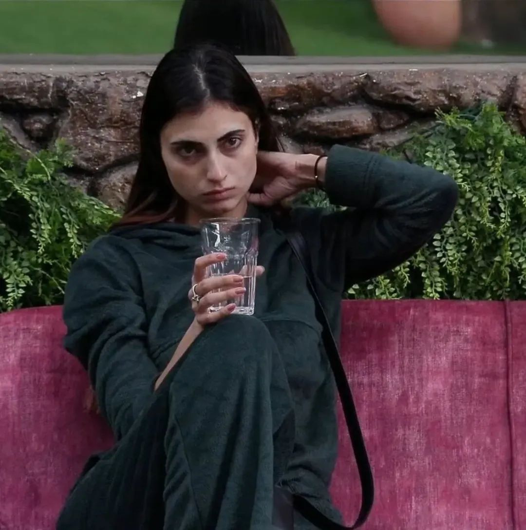 Celebrity_Tak's tweet photo. #FarrhanaBhatt silence looks so strong then other contestant
#FarrhanaForTheWin #BiggBoss19 #FarrhanaRebellions #Bahna https://t.co/aXpTGAr7tw