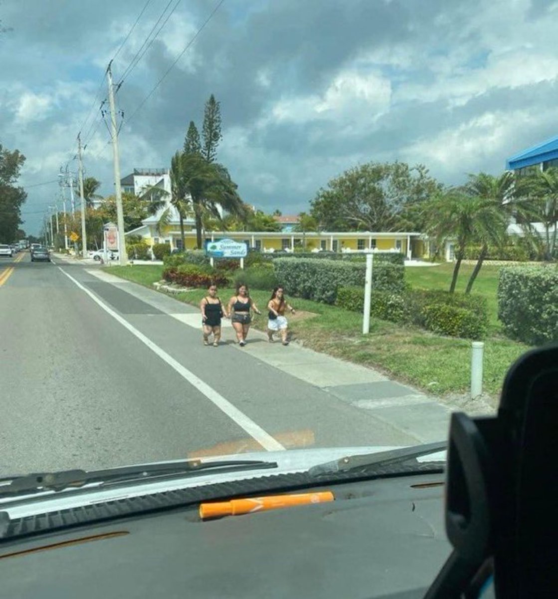 ohgracieoguns's tweet image. A group of short people coming is called what??