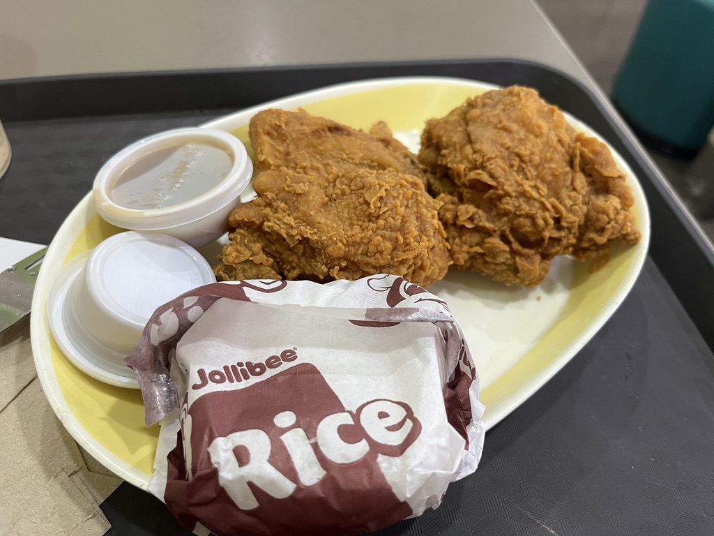 bj55p's tweet image. フィリピン🇵🇭のファストフード、ジョリビーはおいしくて、滞在中のランチで必ず訪れていました。

しかし、ドリンクは全てコーラなど甘い炭酸飲料ばかりなので、糖尿病患者の僕にはキツかったです🥲

これにより、フィリピン🇵🇭への長期滞在は難しいなと気づいてしまいました。