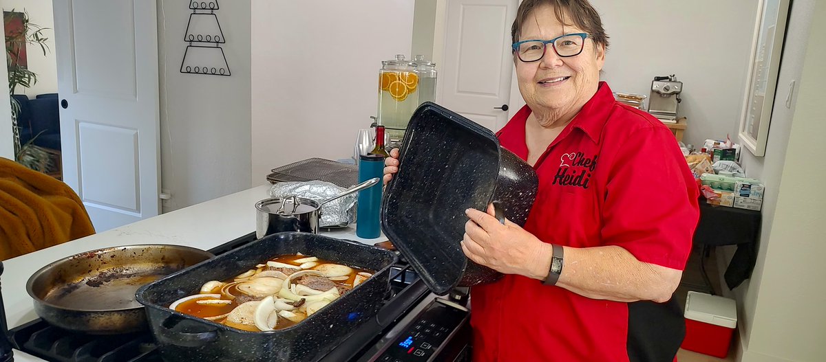 acrc's tweet image. 2 week-ends ago was our Club's Friendsgiving! We cooked 15 pot roast meals for @FostervillageTX , recorded a gastronomic video, received Padma Shri Deshpande Uday Vishwanath, instrumental in promoting the Indian sport of Mallakhamb &amp;amp; karaoke.
#AustinCosmoRotary #1DistrictStrong
