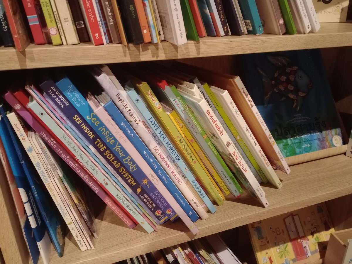cbo_there's tweet photo. เอาหนังสือทั้งหมดไปวางที่ Children's Picture Book Festival เรียบร้อย 41 เล่ม ใครไปเจอหนังสือต่างประเทศที่มีสติ๊กเกอร์รูปกล้องส่องทางไกลสีฟ้า เล่มนั้นเป็นเล่มที่ curate โดยเราเองและมีเพื่อนๆ ช่วยเขียนสรุป ชอบเล่มไหน ถ่ายรูป+แท็กเราได้นะ อยากรู้ว่าอันไหนป๊อปชอบตรงไหน ขอบคุณค่า 😄 https://t.co/VJT8oNNP3a