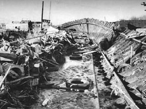 LeMediaPolitiFR's tweet photo. ⚠️ FLASH : Il y a 66 ans, la rupture du barrage de Malpasset (Fréjus) causait une vague de 40m. Bilan : 423 morts, 7000 sinistrés, 79 orphelins et des dégâts considérables. #Malpasset #Catastrophe #Histoire https://t.co/ssjpaMZz2F