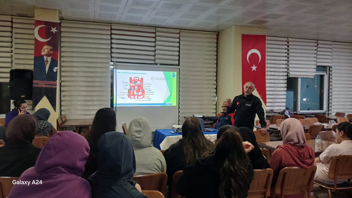 Mehmet Emin Tokadi Yurdu öğrencilerimiz AFAD tarafından yapılan "Afet Farkındalık Eğitimi" ile Afet anında neler yapılması gerektiği konusunda bilinçlendirildi.