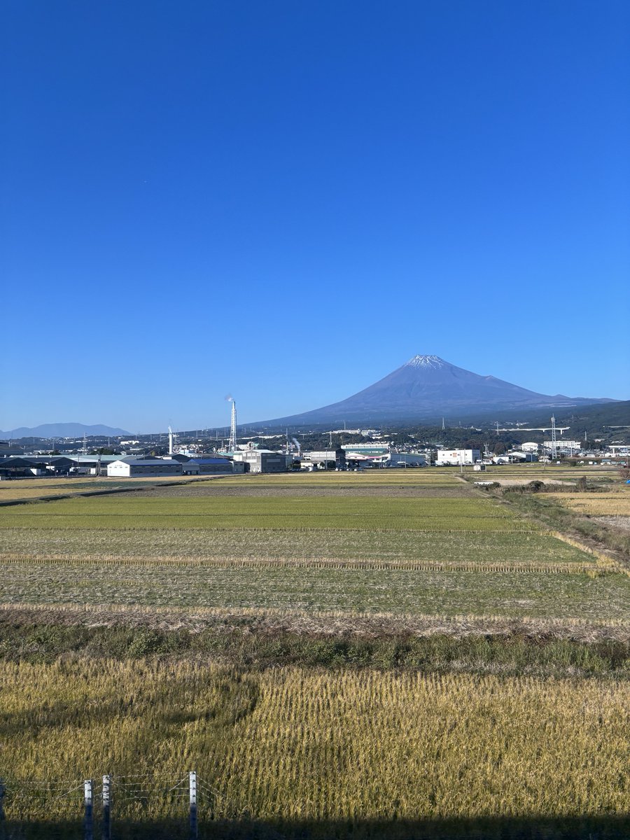 新幹線の窓からは雲一つない綺麗な富士山🗻🚅 縁起が良くていいこと