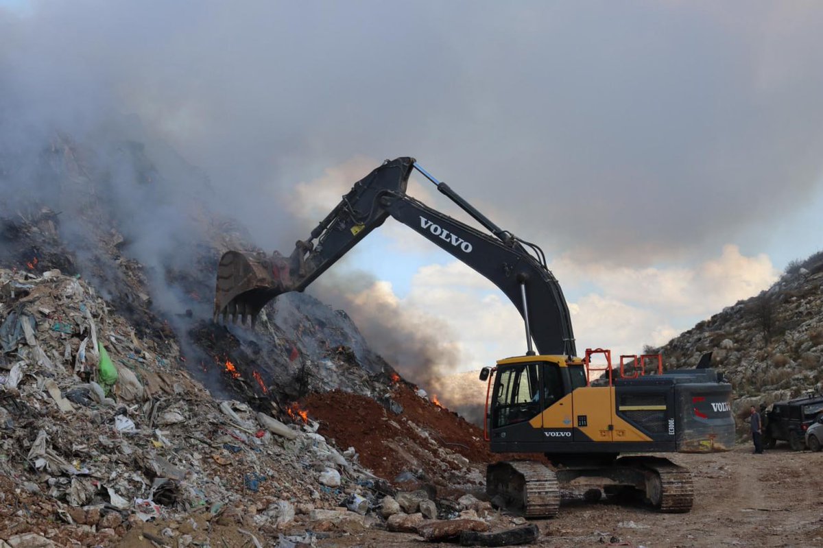 greenis_org's tweet photo. הלחץ הציבורי משפיע: כוחות המנהל האזרחי הרסו הבוקר אתרי שריפת פסולת פיראטיים באזור בנימין. אלו האתרים שכתבנו עליהם כאן מספר פעמים שפשוט הרסו את החיים לתושבי מודיעין, יהוד, שוהם וערים נוספות.

האתרים הללו התפשטו על עשרות דונמים ברנטיס ובנעלין. מי שחושב שזה מקרי שהעשן הגיע ליישובים בישראל, משלה את עצמו. זה מכוון. אנחנו מתריעים על הטרור הסביבתי כבר 10 שנים. המהלך הבוקר מבורך, אבל יש עוד עשרות רבות של אתרים כאלו ברחבי איו''ש. לאטום את המקום, פירושו לשים פלסתר על הפצע. צריך לטפל במציתים, לגבות מהם מחיר פלילי. למצוא ולעצור אותם. אחרת זה יימשך.

תמשיכו לדווח לנו על מה שאתם רואים בשטח. אנחנו נמשיך לפעול.