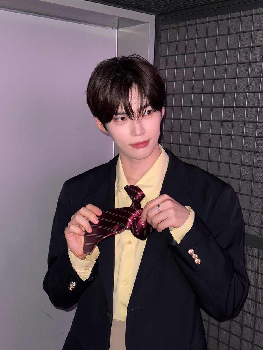 sunghanbib's tweet photo. How do I look with this kind of outfit, zerose? https://t.co/663TT0Ozo5