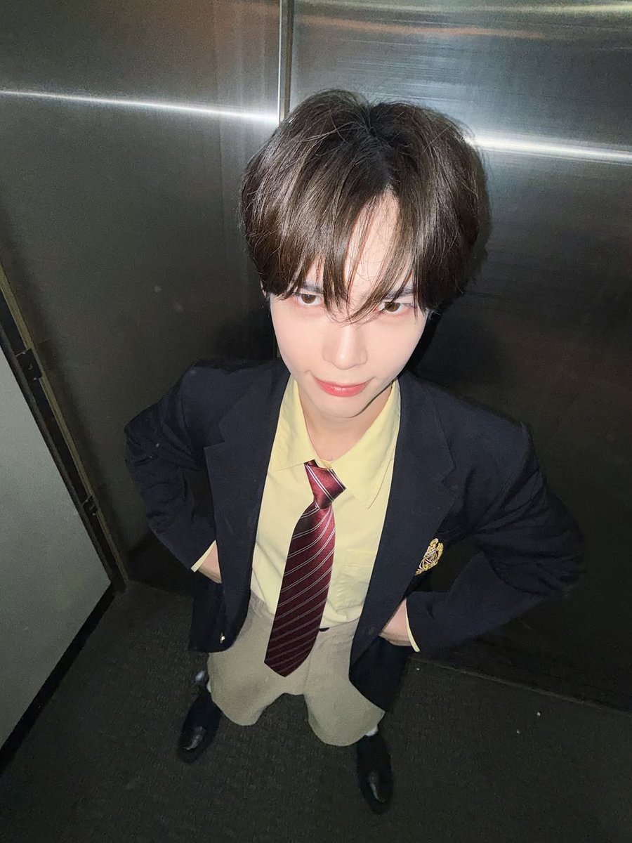 sunghanbib's tweet photo. Playfully posing in front of the lift right next to the MC waiting room. People kept passing behind the camera,
but I just pretended it was a mini photoshoot before going live. https://t.co/01ZR4QqczB