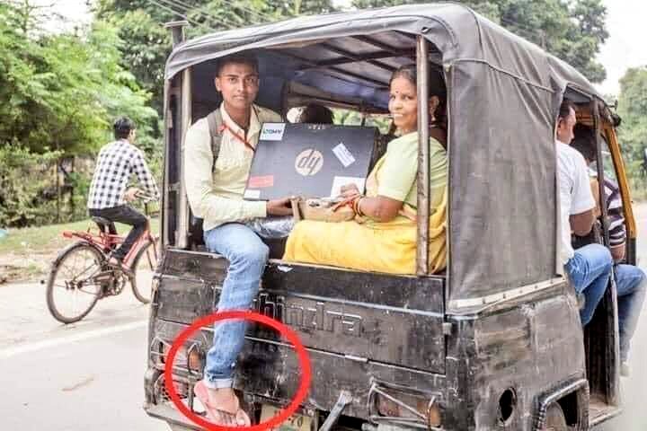 ऐसे कच्चे मकानों तक,
ऐसे हवाई चप्पल पहनने वाले छात्रों तक,
लैपटॉप सिर्फ अखिलेश यादव जी ही पहुंचा सकते थे!
"विश्व कंप्यूटर साक्षरता दिवस" की हार्दिक शुभकामनायें ❤️💚
#AkhileshYadav