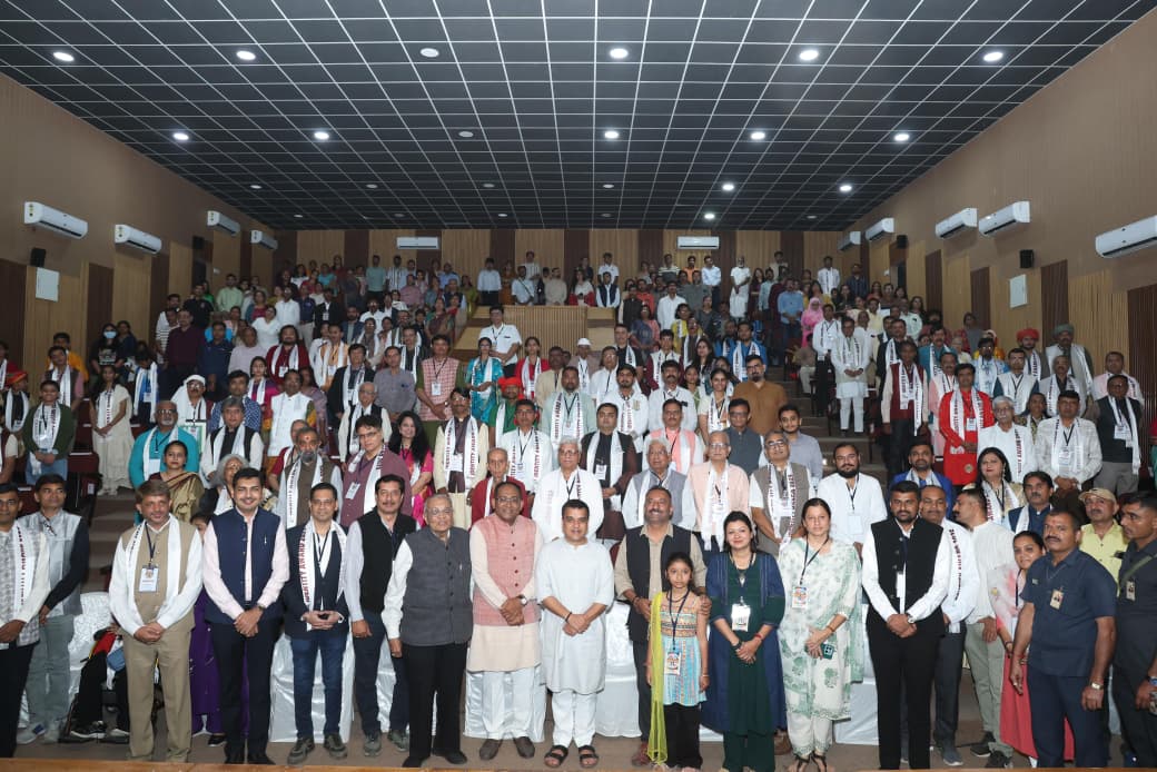 સામાન્ય આદત પણ ખૂબ મોટો બદલાવ લાવી શકે તેમ છે...

નાયબ મુખ્યમંત્રી શ્રી હર્ષભાઈ સંઘવીના હસ્તે અતુલ્ય વારસો સંસ્થા દ્વારા ગાંધીનગર ખાતે આયોજિત કાર્યક્રમમાં ગુજરાતની સાંસ્કૃતિક વિરાસતની જાળવણી અને જનજાગૃતિના કામ સાથે સંકળાયેલા અને સંસ્કૃતિના સૈનિક તરીકે સેવારત 115 ઉપાસકોને 'અતુલ્ય