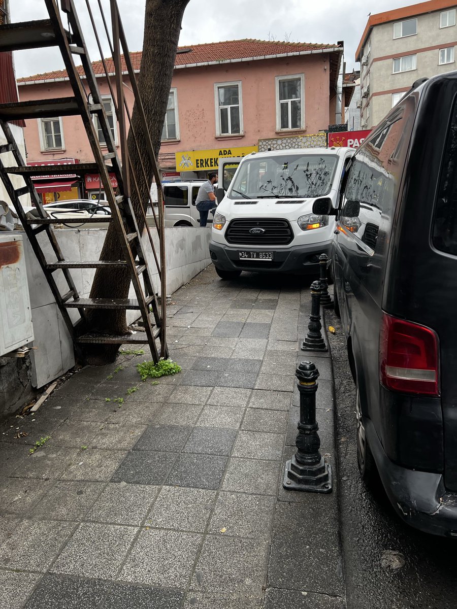 gurkangedikli's tweet photo. @CirkinIstanbul @kadikoybelediye Belediye kendi arabasını kaldırama park ediyor, kimi kime şikayet ediyoruz acaba?? @kadikoybelediye https://t.co/50TKVn5F9A