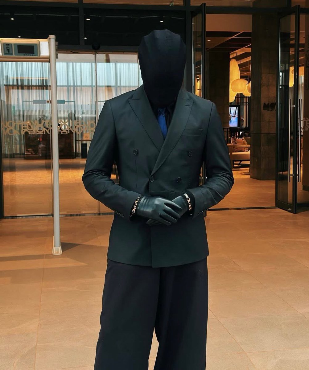 florencemeta's tweet image. KOLWEZI FASHION WEEK |Ariel Kabuya| Artiste 

Son style est une performance,
Pas qu’une histoire d’élégance.
La mode ce n’est pas toujours une question 
De la sape c’est aussi l’oralité d’une vision.

L’artiste porte une ombre expressive
Et remarquable parmi les convives.
Visage…