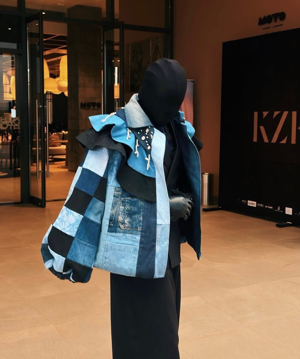 florencemeta's tweet image. KOLWEZI FASHION WEEK |Ariel Kabuya| Artiste 

Son style est une performance,
Pas qu’une histoire d’élégance.
La mode ce n’est pas toujours une question 
De la sape c’est aussi l’oralité d’une vision.

L’artiste porte une ombre expressive
Et remarquable parmi les convives.
Visage…