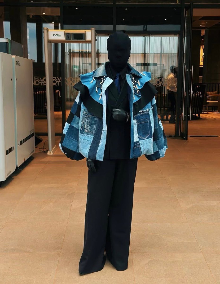 florencemeta's tweet image. KOLWEZI FASHION WEEK |Ariel Kabuya| Artiste 

Son style est une performance,
Pas qu’une histoire d’élégance.
La mode ce n’est pas toujours une question 
De la sape c’est aussi l’oralité d’une vision.

L’artiste porte une ombre expressive
Et remarquable parmi les convives.
Visage…