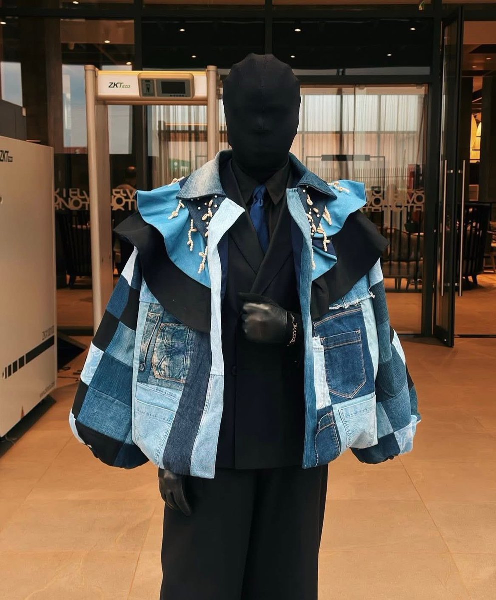 florencemeta's tweet image. KOLWEZI FASHION WEEK |Ariel Kabuya| Artiste 

Son style est une performance,
Pas qu’une histoire d’élégance.
La mode ce n’est pas toujours une question 
De la sape c’est aussi l’oralité d’une vision.

L’artiste porte une ombre expressive
Et remarquable parmi les convives.
Visage…