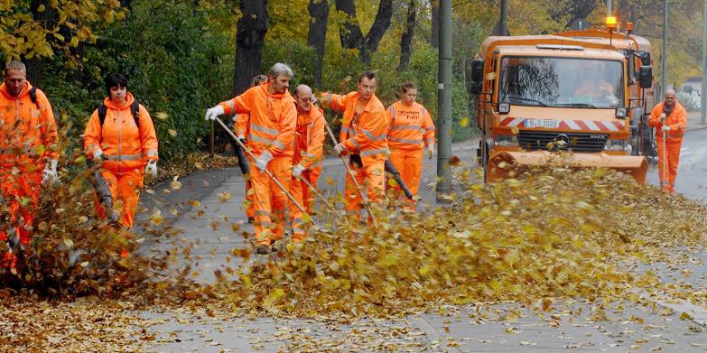 cuichenghao7's tweet image. 德国一个普通环卫工人， 时薪仅17欧，凌晨四五点就要开始工作，一直到中午才能下班，忙碌一小时17欧的收入只能买到：两袋面包、两斤猪肉、12个鸡蛋，两升牛奶，一袋包菜，一袋意面，少得可怜。他们年假大部分也才24天。也不知道如此劳累，还有没有空拍摄影作品，能像中国外卖员那样幸福地搞影展。