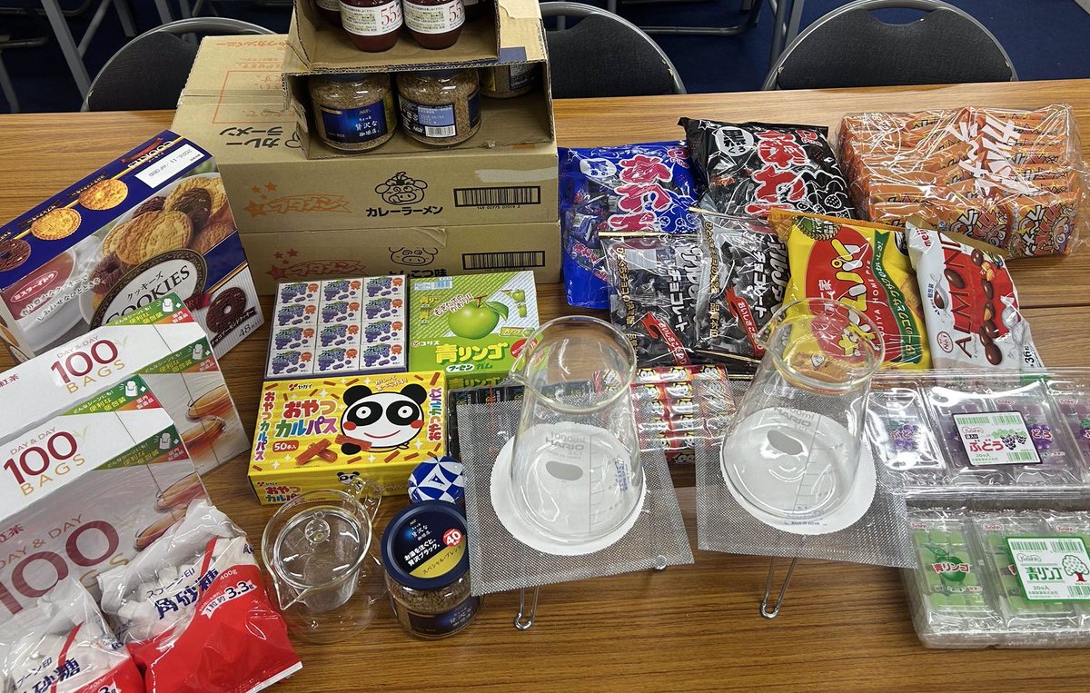 こちら咲マリ喫茶で提供予定のお菓子と使用機材です。 煮立てには