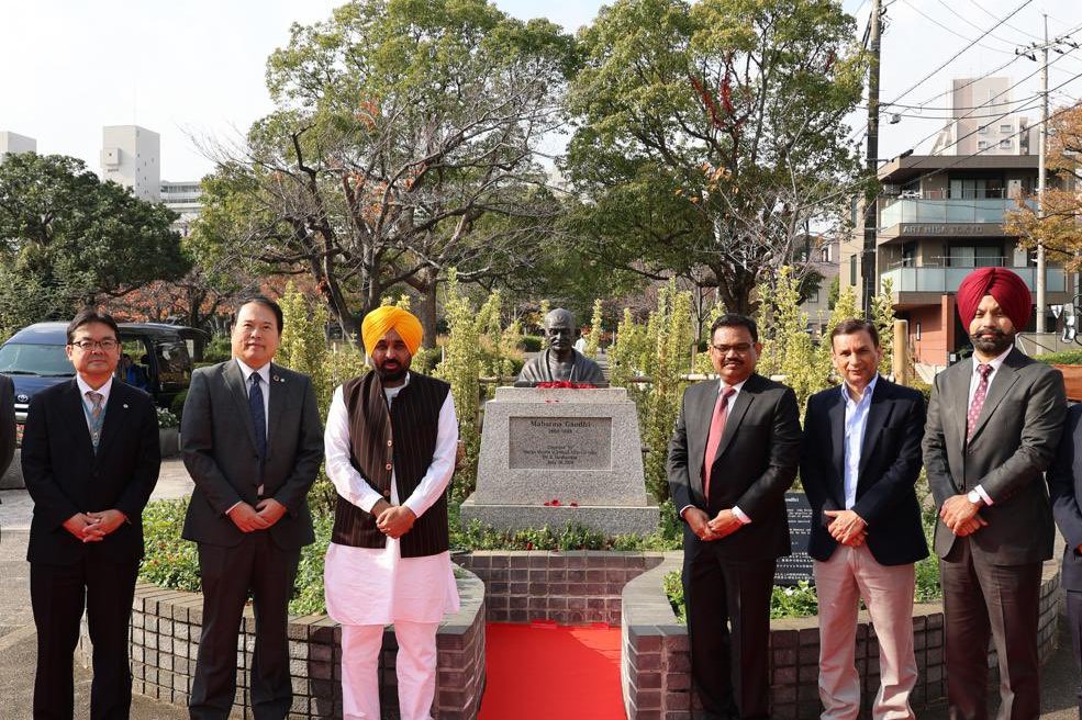 DaaruBaazMehta's tweet image. Punjab CM @BhagwantMann paid floral tribute to Mahatma Gandhi statue at Edogawa, Tokyo

CM Mann is on a 10 day tour of Japan to showcase and attract investments for Punjab.

AAP working towards Rangla Punjab!