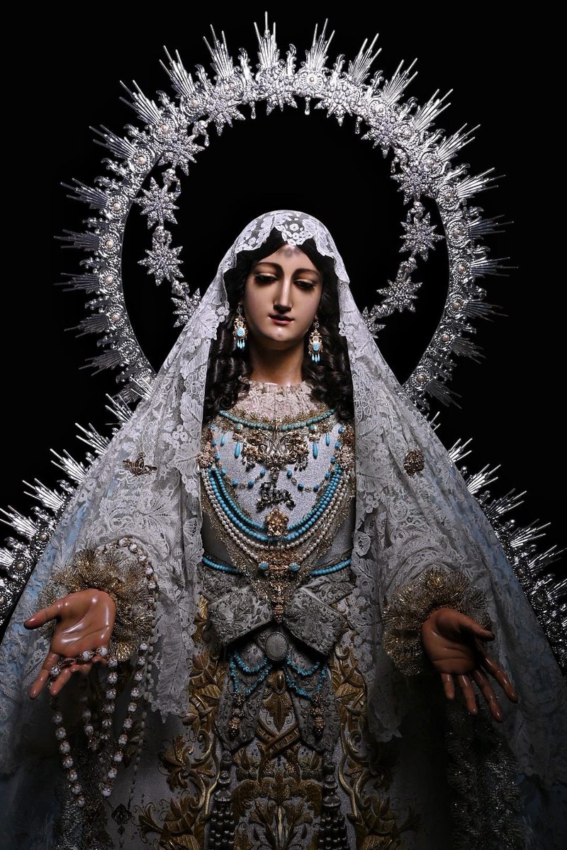 🪡 La Santísima Virgen luce portando la saya de la Coronación Canónica y un manto de brocado valenciano en un tono azul celeste, completando su vestimenta una ráfaga de 8 haciendo alusión a la advocación de la Inmaculada Concepción que celebraremos el próximo 8 de diciembre.