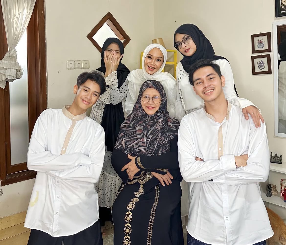 cursedfelloow's tweet photo. eyang uti. sorry i never got the chance nemenin eyang, rest in heaven eyang❤️ https://t.co/zVMkdPAXwz