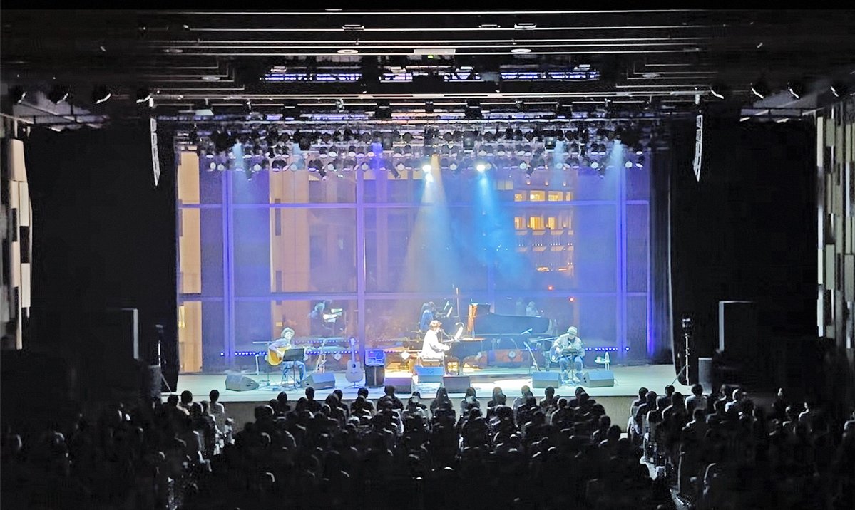 kinenaoto's tweet image. ソロデビュー33周年をお陰様で迎える事が出来ました。今年もまたこの日を迎えられ、皆様には感謝しかありません。『中央線』ツアー東京・大手町の千秋楽の余韻を感じながらも、昨日から、12月8日のミントホールの練習に励んでます。また、みんな横浜に笑いに来てください。今年最後の語り納めです。