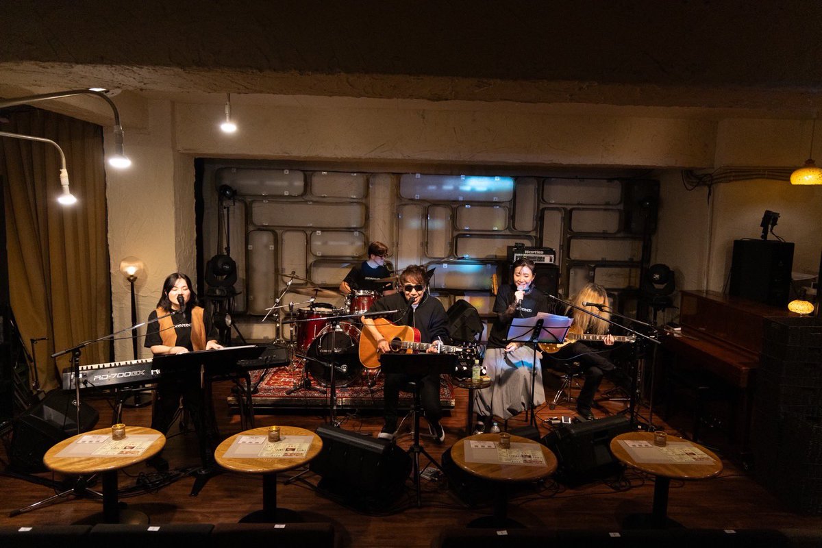 kinenaoto's tweet image. ソロデビュー33周年をお陰様で迎える事が出来ました。今年もまたこの日を迎えられ、皆様には感謝しかありません。『中央線』ツアー東京・大手町の千秋楽の余韻を感じながらも、昨日から、12月8日のミントホールの練習に励んでます。また、みんな横浜に笑いに来てください。今年最後の語り納めです。