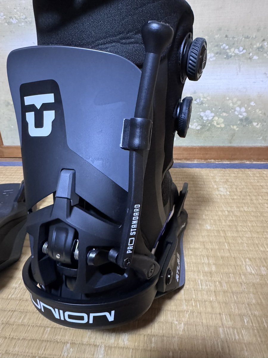 yamachann01's tweet photo. 今シーズンからSTEPON導入にあたり、50代半ばのおっさんにばリリースが辛そう。
って事でInstagramのリールに流れてきたPROSTANDARDを導入。
メルカリなどで売ってる後付感丸出しのものと違って取り付けても違和感無し。
この子なかなかやりそうだ‼️

 #PROSTANDARD
 #STEPON https://t.co/jUAtw2ScFw