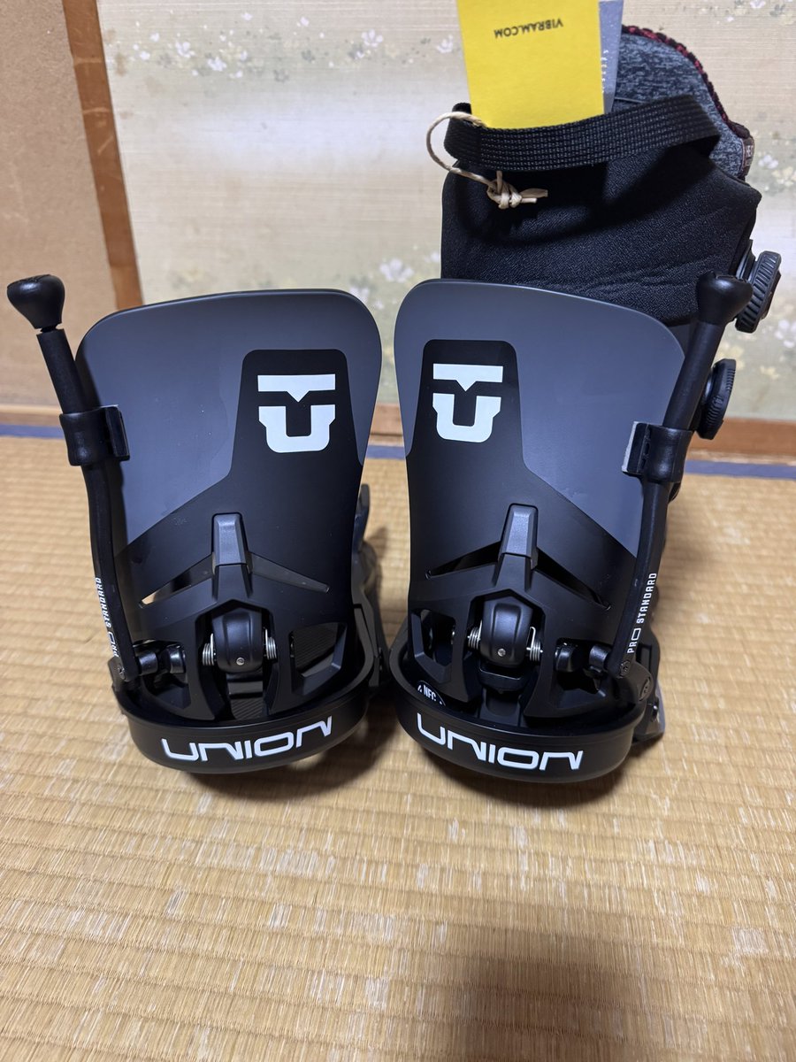 yamachann01's tweet photo. 今シーズンからSTEPON導入にあたり、50代半ばのおっさんにばリリースが辛そう。
って事でInstagramのリールに流れてきたPROSTANDARDを導入。
メルカリなどで売ってる後付感丸出しのものと違って取り付けても違和感無し。
この子なかなかやりそうだ‼️

 #PROSTANDARD
 #STEPON https://t.co/jUAtw2ScFw