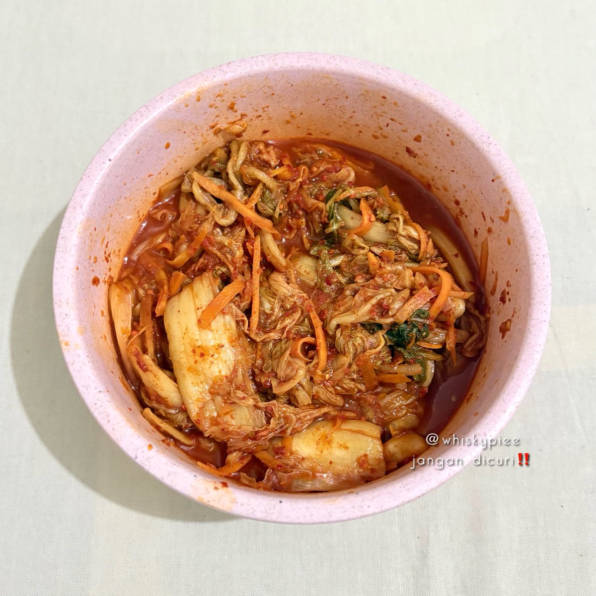 whiskypiee's tweet image. honestly... kimchi tastes a little weird to me, but it’s insanely good, that’s why I'M OBSESSED😆❤️🥢