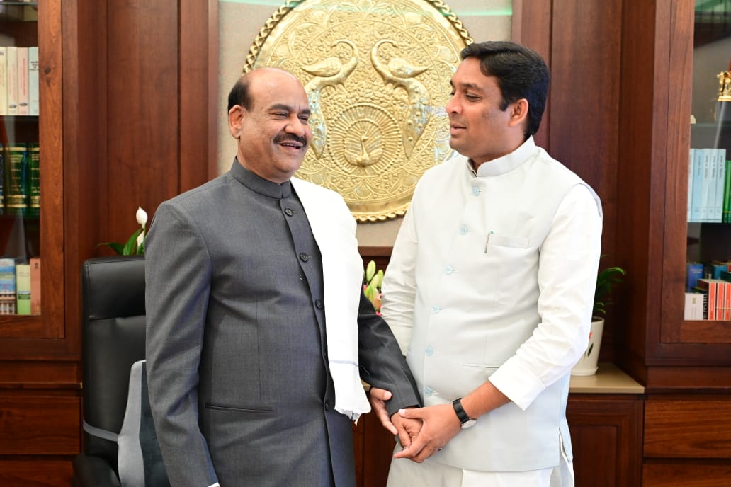 rahulsinghdmo's tweet photo. आज प्रातः संसद के शीतकालीन सत्र के प्रारंभ होने पर लोकसभा अध्यक्ष आदरणीय श्री @ombirlakota जी से आत्मीय भेंट की।

इस दौरान सारगर्भित चर्चा कर मार्गदर्शन प्राप्त किया। https://t.co/0w9AwUlr3A