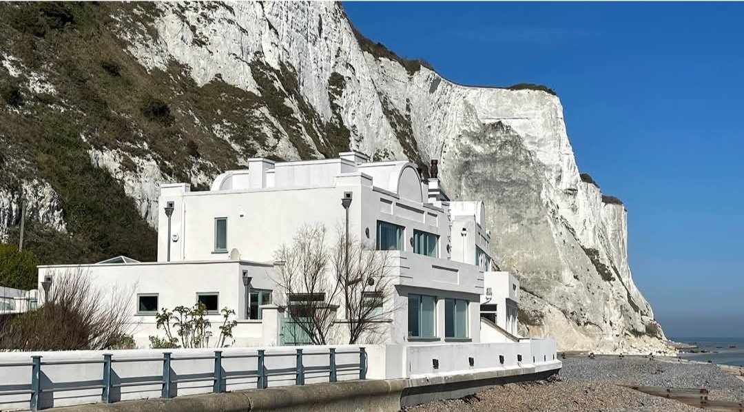 VenemaWil's tweet image. #AlphabetChallenge 
#WeekWforWindows
Noel Coward&apos;s place to write. Looking over the beach, towards France.