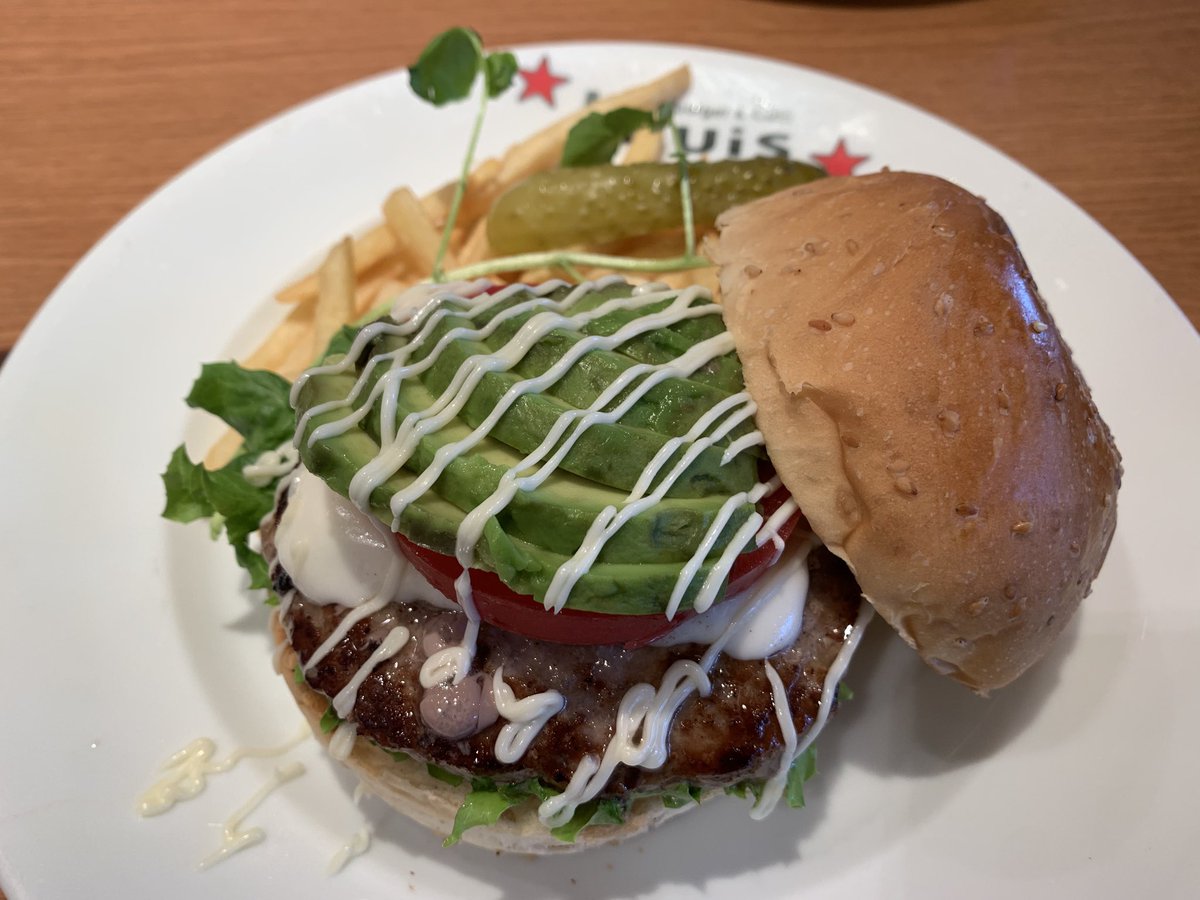 mizmiz_toshi's tweet image. 今日の一枚。。。日曜じゃないけどハンバーガーでランチ！
モッツァレラチーズバーガーに瓶コーク！

10年ぶりに大学病院の口腔外科に行くと、声をかけられた。
なんと10年前にお世話になってた歯科衛生士さんだった！
僕の顔を見て、あ！って思って…なんだって
嬉しいネ〜〜

#Louis  #JRタカシマヤ
