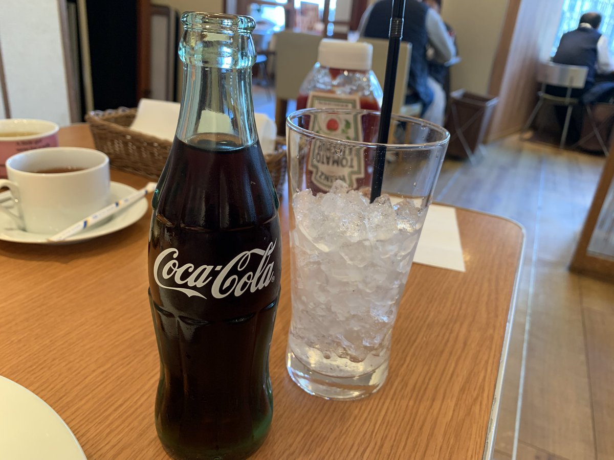 mizmiz_toshi's tweet image. 今日の一枚。。。日曜じゃないけどハンバーガーでランチ！
モッツァレラチーズバーガーに瓶コーク！

10年ぶりに大学病院の口腔外科に行くと、声をかけられた。
なんと10年前にお世話になってた歯科衛生士さんだった！
僕の顔を見て、あ！って思って…なんだって
嬉しいネ〜〜

#Louis  #JRタカシマヤ