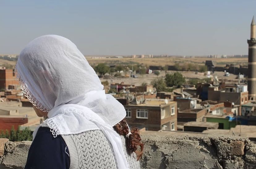 “Burdayım sözümde, yanlışsa da bu istasyon
Bir ben yitirmedim galiba belleğimi bir de
Şiir yazanlar, ne kadardılar ve nerdeydiler
Hatıralar üretiyorum telgraf tellerinden
Akşamüstleri yine fesleğenleri suluyorum
Bekle demiyorum kimseye, unutma demiyorum” 

Aralık/2015 Sur