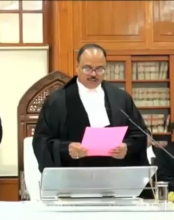 NewsAlgebraIND's tweet image. HUGE BREAKING 🚨 Allahabad High Court rules that keeping SC benefits after converting to Christianity is a fraud on the Constitution 😳

JITENDRA SAHANI ⚡: I am a Hindu and eligible for Scheduled Caste benefits.

JUSTICE PRAVEEN KUMAR ⚡⚡: &quot;Investigation shows you converted to…