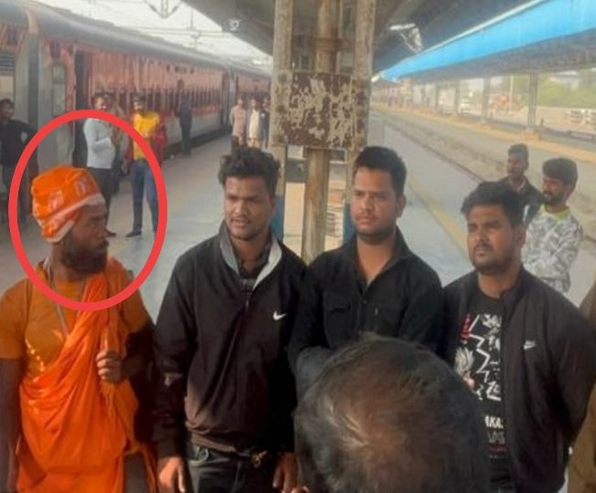 Jhansi: Ramesh Paswan, dressed as a Sadhu had an argument with the three Muslim men - Bilal, Izhan and Faizan over seating arrangements in the general compartment of a train. In a fit of rage, he called the railway control room directly, saying, "There are terrorists in the