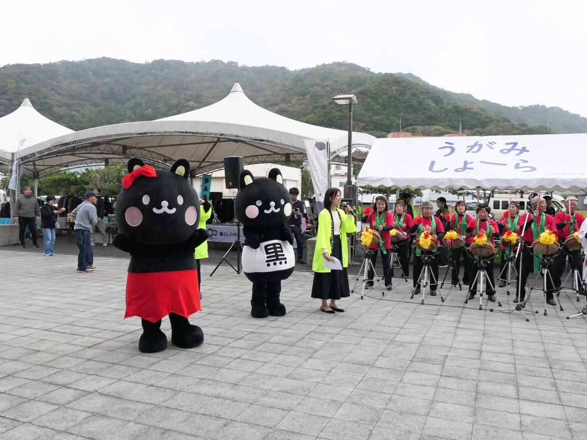 kokuto_kun's tweet photo. 来年5月に引退予定で、名瀬港には最後の寄港となる #にっぽん丸 の送別セレモニーが行われたのだ。
ボクもロビンちゃんと一緒にお見送りしてきたのだ。

#奄美市
#名瀬港観光船バース https://t.co/KGAEkb48x6