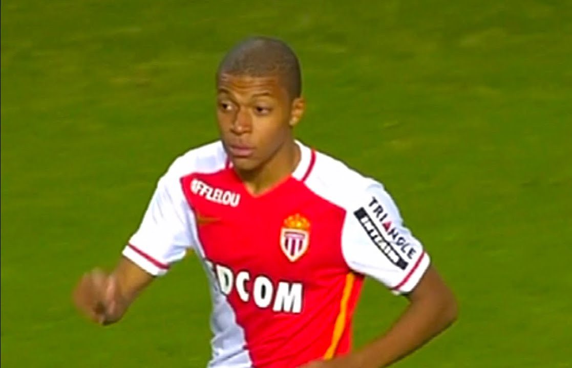 TouchlineX's tweet image. ✨ 𝗢𝗡 𝗧𝗛𝗜𝗦 𝗗𝗔𝗬 𝟭𝟬 𝗬𝗘𝗔𝗥𝗦 𝗔𝗚𝗢: Kylian Mbappé made his official professional debut in football, and these are his stats since then!

👕 555 games
⚽️ 412 goals 
🅰️ 191 assists
🌟 603 G/A