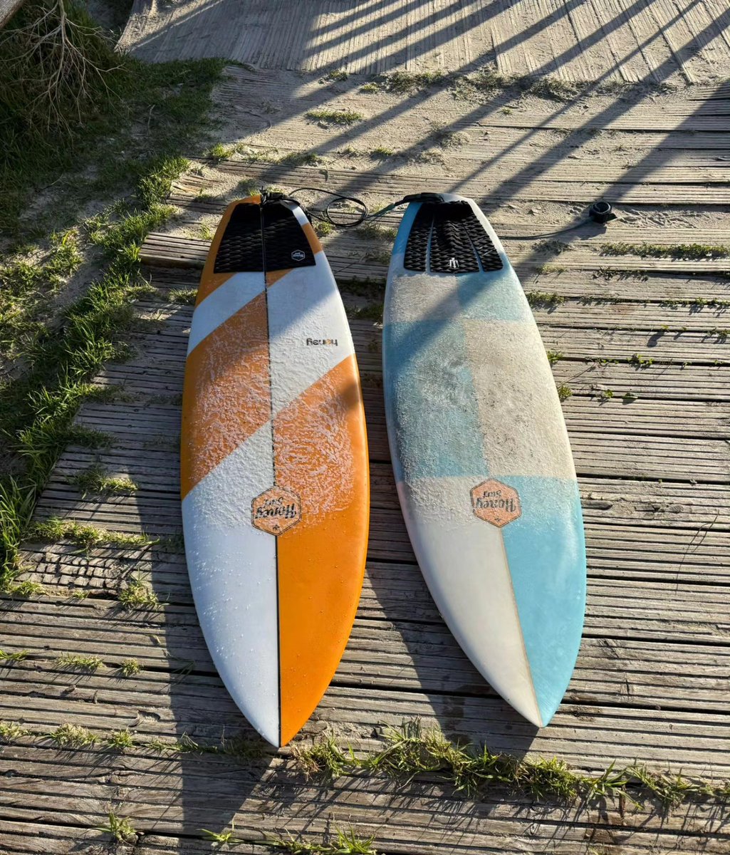 Sisters in Love🧡💙 Honey Rocket 🌊 una tabla All Round que siempre es una acierto en todo tipo de olas #surfboards encarga la tuya en surfmarket.org/es/tienda/surf… #surfshop photo thanks Breixo <a href="/TheSurfMarket/">Surfmarket.org</a>  #shapers #surfing