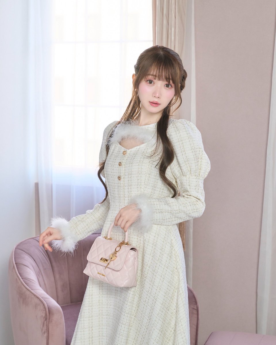 rosemuse_'s tweet image. ┈𝑛𝑒𝑤 𝑎𝑟𝑟𝑖𝑣𝑎𝑙

&quot;Tweed holiday dress&quot;
color:white/wine red
¥19,800(tax in)

デコルテと袖口にフェザーファーをほどこした
華やかなドレス

程よくラメ糸が入ったツイードが
上品さをプラスします。

⁡ ↪︎web store 12/8(mon)20:00

#RoseMuse