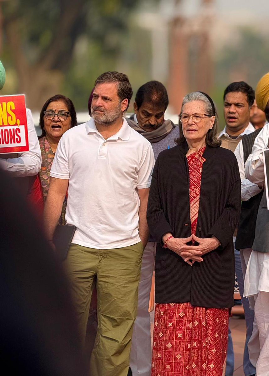 INCDelhi's tweet image. संसद भवन के बाहर आज INDIA गठबंधन ने SIR के विरोध में मजबूत प्रदर्शन किया।

मोदी जी कह तो जाते हैं कि संसद भारत के लोगों का है, मगर जनता के ज़रूरी मुद्दों पर चर्चा से भागते रहते हैं। लोकतंत्र में मताधिकार से बड़ा जनता का मुद्दा क्या हो सकता है? 

इसलिए विपक्ष की मांग है कि संविधान…