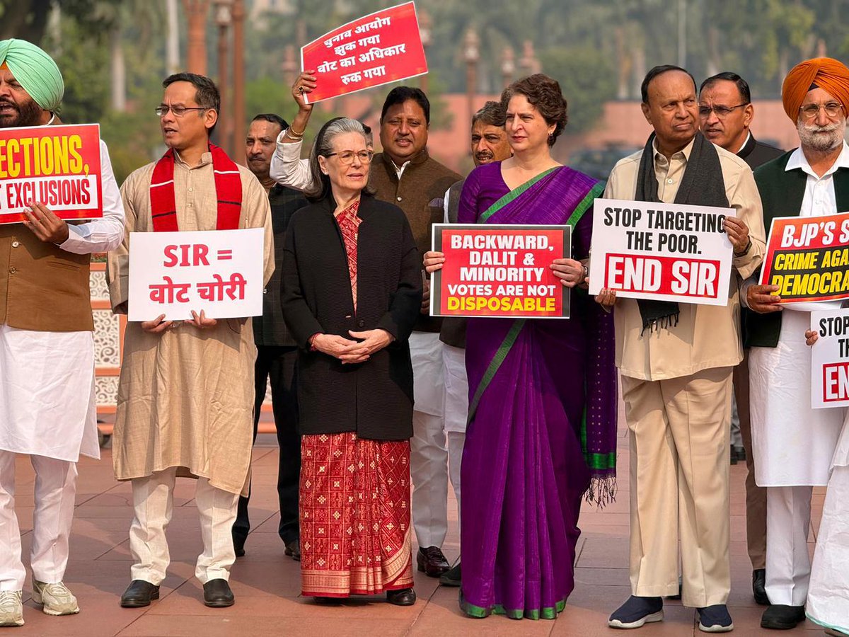 INCDelhi's tweet image. संसद भवन के बाहर आज INDIA गठबंधन ने SIR के विरोध में मजबूत प्रदर्शन किया।

मोदी जी कह तो जाते हैं कि संसद भारत के लोगों का है, मगर जनता के ज़रूरी मुद्दों पर चर्चा से भागते रहते हैं। लोकतंत्र में मताधिकार से बड़ा जनता का मुद्दा क्या हो सकता है? 

इसलिए विपक्ष की मांग है कि संविधान…