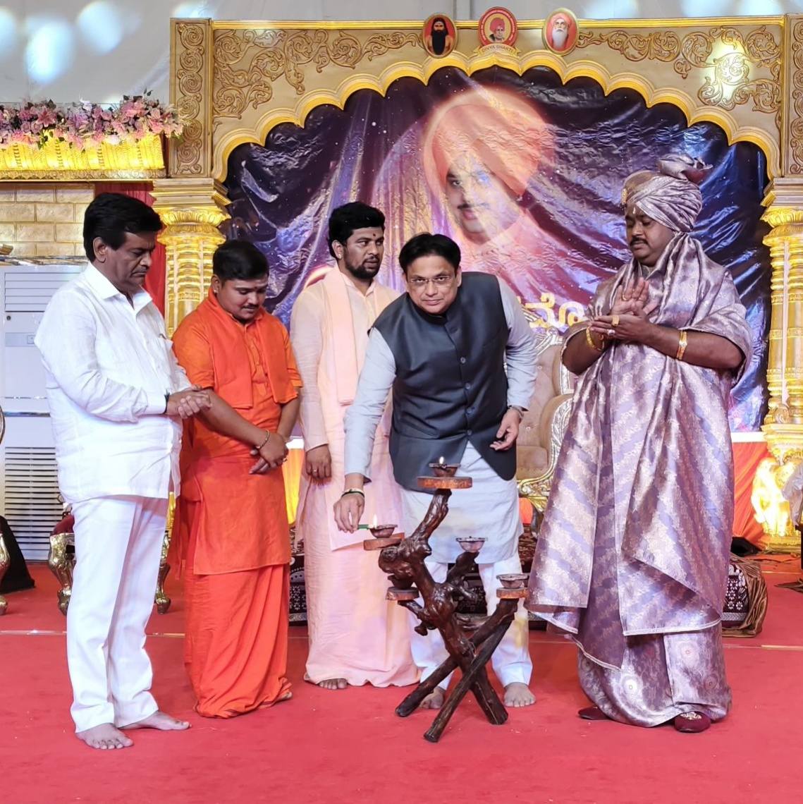 ajaydharamsingh's tweet image. ಶ್ರೀ ಕ್ಷೇತ್ರ ಜಿಡಗಾ ನವಕಲ್ಯಾಣ ಮಠದಲ್ಲಿ ಆಯೋಜಿಸಿದ ಪರಮ ಪೂಜ್ಯ ಶ್ರೀ ಶ್ರೀ ಷಡಕ್ಷರಿ ಶಿವಯೋಗಿ ಮಹಾಸ್ವಾಮಿಗಳವರ 41ನೇ ಗುರುವಂದನಾ ಕಾರ್ಯಕ್ರಮದಲ್ಲಿ ಭಾಗವಹಿಸಿ ಪೂಜ್ಯರ ದರ್ಶನ ಪಡೆದು ಗೌರವ ಪೂರ್ವಕ ಪ್ರಣಾಮಗಳನ್ನು ಸಲ್ಲಿಸಲಾಯಿತು

ಈ ಸಂದರ್ಭದಲ್ಲಿ ವಿವಿಧ ಮಠದ ಪೂಜ್ಯ ಗುರುಗಳು ಸೇರಿದಂತೆ ಕಾಂಗ್ರೆಸ್ ಪಕ್ಷದ ಹಿರಿಯ ಮುಖಂಡರಾದ ನೀಲಕಂಠರಾವ್…