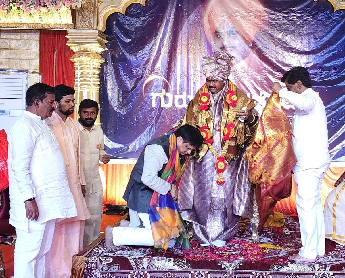 ajaydharamsingh's tweet image. ಶ್ರೀ ಕ್ಷೇತ್ರ ಜಿಡಗಾ ನವಕಲ್ಯಾಣ ಮಠದಲ್ಲಿ ಆಯೋಜಿಸಿದ ಪರಮ ಪೂಜ್ಯ ಶ್ರೀ ಶ್ರೀ ಷಡಕ್ಷರಿ ಶಿವಯೋಗಿ ಮಹಾಸ್ವಾಮಿಗಳವರ 41ನೇ ಗುರುವಂದನಾ ಕಾರ್ಯಕ್ರಮದಲ್ಲಿ ಭಾಗವಹಿಸಿ ಪೂಜ್ಯರ ದರ್ಶನ ಪಡೆದು ಗೌರವ ಪೂರ್ವಕ ಪ್ರಣಾಮಗಳನ್ನು ಸಲ್ಲಿಸಲಾಯಿತು

ಈ ಸಂದರ್ಭದಲ್ಲಿ ವಿವಿಧ ಮಠದ ಪೂಜ್ಯ ಗುರುಗಳು ಸೇರಿದಂತೆ ಕಾಂಗ್ರೆಸ್ ಪಕ್ಷದ ಹಿರಿಯ ಮುಖಂಡರಾದ ನೀಲಕಂಠರಾವ್…