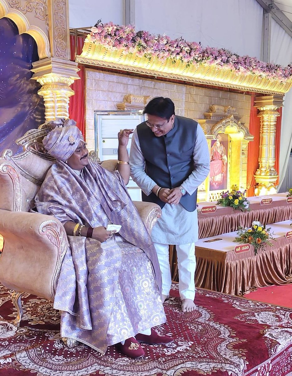 ajaydharamsingh's tweet image. ಶ್ರೀ ಕ್ಷೇತ್ರ ಜಿಡಗಾ ನವಕಲ್ಯಾಣ ಮಠದಲ್ಲಿ ಆಯೋಜಿಸಿದ ಪರಮ ಪೂಜ್ಯ ಶ್ರೀ ಶ್ರೀ ಷಡಕ್ಷರಿ ಶಿವಯೋಗಿ ಮಹಾಸ್ವಾಮಿಗಳವರ 41ನೇ ಗುರುವಂದನಾ ಕಾರ್ಯಕ್ರಮದಲ್ಲಿ ಭಾಗವಹಿಸಿ ಪೂಜ್ಯರ ದರ್ಶನ ಪಡೆದು ಗೌರವ ಪೂರ್ವಕ ಪ್ರಣಾಮಗಳನ್ನು ಸಲ್ಲಿಸಲಾಯಿತು

ಈ ಸಂದರ್ಭದಲ್ಲಿ ವಿವಿಧ ಮಠದ ಪೂಜ್ಯ ಗುರುಗಳು ಸೇರಿದಂತೆ ಕಾಂಗ್ರೆಸ್ ಪಕ್ಷದ ಹಿರಿಯ ಮುಖಂಡರಾದ ನೀಲಕಂಠರಾವ್…