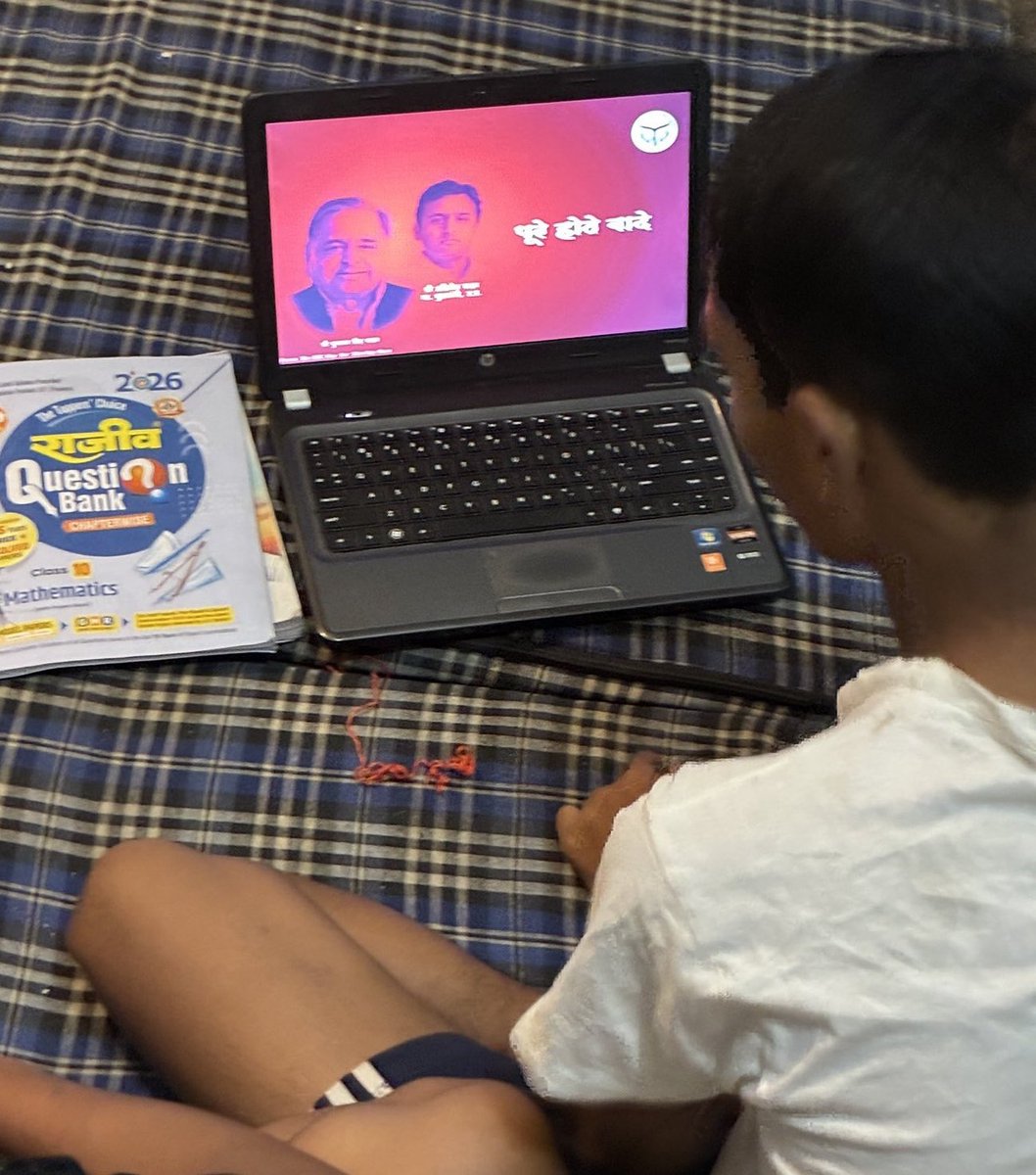 जब लैपटॉप छूना गरीब छात्रों के लिए एक सपना था उस समय अखिलेश जी ने ग़रीब छात्रों को लैपटॉप दिया 

ताकि वो अमीर छात्रों से प्रतिस्पर्धा कर सकें,दुनिया से प्रतिस्पर्धा कर सकें, पढ़कर अपने सपने पूरा कर सके

अखिलेश जी यूपी में लैपटॉप क्रांति के जनक है, आज कंप्यूटर साक्षरता दिवस पर